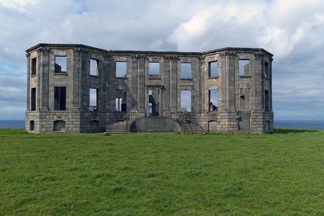 AKG3824089.webp Ruines d'un Bâtiment Historique Face à la Mer – Image 1