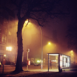 Arrêt de bus en ville par une nuit brumeuse