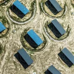 Panneaux solaires dans un paysage désertique vus du ciel
