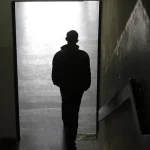 Silhouette d'un homme descendant un escalier