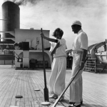 Partie de shuffleboard sur le pont d'un bateau