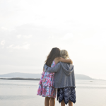 Deux Filles S'enlaçant Devant un Lac