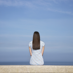 Femme se reposant devant la mer
