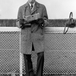 Homme lisant un programme de course