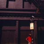 Nouveau mobilier de rue devant un immeuble en briques