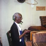 Vieil homme fabriquant des cigares