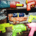 Jouets pistolets d'eau colorés recouverts de neige