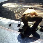 Artiste de rue réalisant une fresque