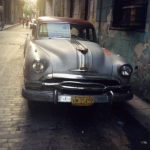 Vieille voiture classique dans une rue étroite de la ville