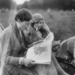 Deux femmes lisant un journal et fumant dans un parc