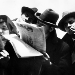 Quatre personnes lisant des journaux en noir et blanc