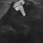 Femme en robe noire assise sur un canapé