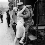 Adieu touchant entre un soldat et une femme