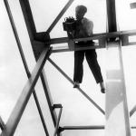 Cinéaste sur une structure métallique en hauteur