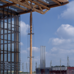 Architecture moderne et structure en bois avec fond industriel