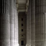 Colonnes monumentales et architecture majestueuse