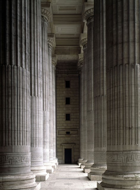 AKG400450.webp Colonnes monumentales et architecture majestueuse – Image 1