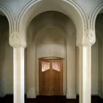 Porte en bois Art Nouveau avec arches ornementées