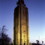 Tour en brique éclairée de nuit sous ciel clair