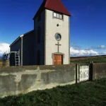Église isolée sous ciel bleu