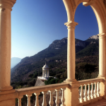 Vue à travers des arches d'un balcon sur la montagne et le temple