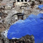 Mur en ruine avec traces de peinture bleue