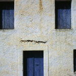 Façade de maison ancienne avec volets bleus