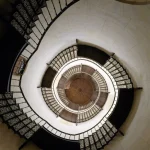 Vue en spirale d'un escalier classique