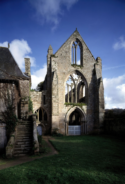 Ruines d'une ancienne église gothique en pierre