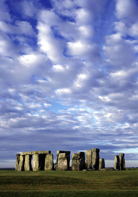 AKG404085.webp Stonehenge sous un ciel nuageux – Image 1
