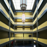 Atrium moderne avec balustrades jaunes et grandes lanternes suspendues