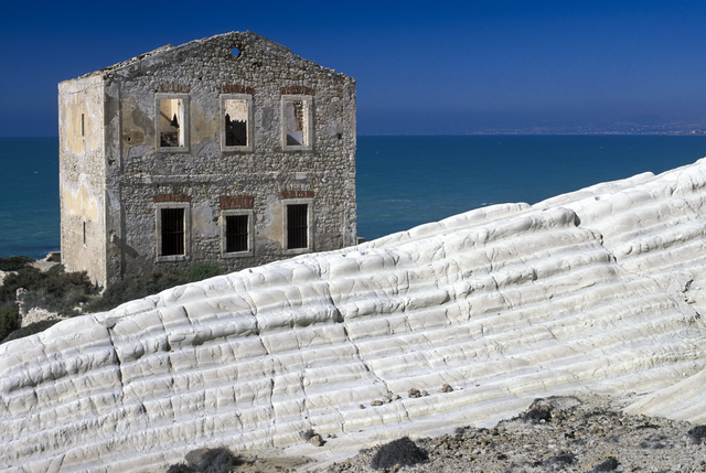 AKG4042374.webp Vieille maison en pierre près de la mer avec formation rocheuse blanche – Image 1