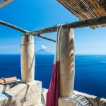 Vue Panoramique sur la Mer depuis une Terrasse Méditerranéenne