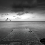 Vue panoramique sur une jetée et une île lointaine