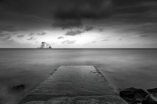AKG4042508.webp Vue panoramique sur une jetée et une île lointaine – Image 1