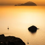 Coucher de soleil sur la mer avec îles et voiliers