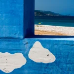 Fenêtre sur mer à travers un mur bleu