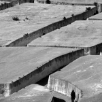 Personne marchant dans une vallée de béton sinueuse