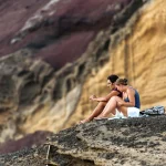 Couple assis sur une falaise rocheuse