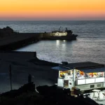 Camion de restauration près du port au crépuscule