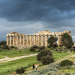 Temple antique sous un ciel orageux