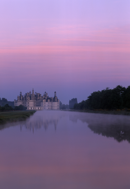AKG404410.webp Château de Chambord au lever du soleil avec reflet dans l'eau – Image 1