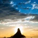 Coucher de soleil sur une formation rocheuse en bord de mer