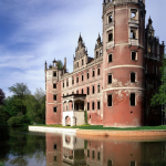 Château ancien au bord de l'eau