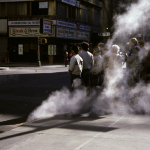 Groupe de personnes attendant au coin d'une rue