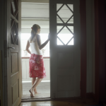 Femme debout devant la porte