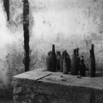 Vieilles bouteilles en cave