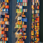 Containers de Frêt Empilés dans un Port