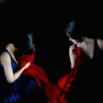 Femmes avec tissu rouge dans l'obscurité