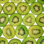Tranches de kiwis disposées en motif répétitif